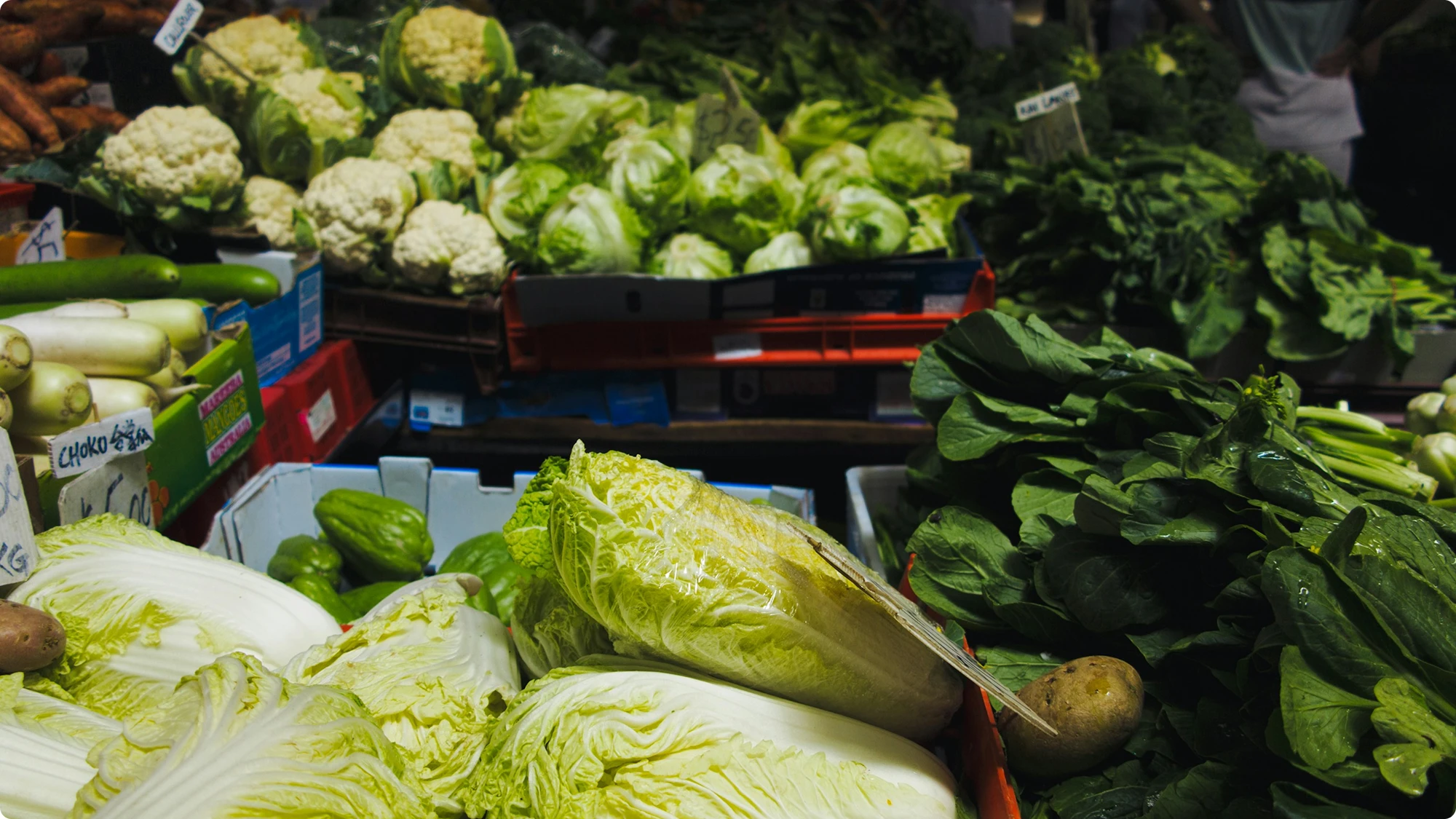 Étal de marché avec des choux-fleurs et des légumes