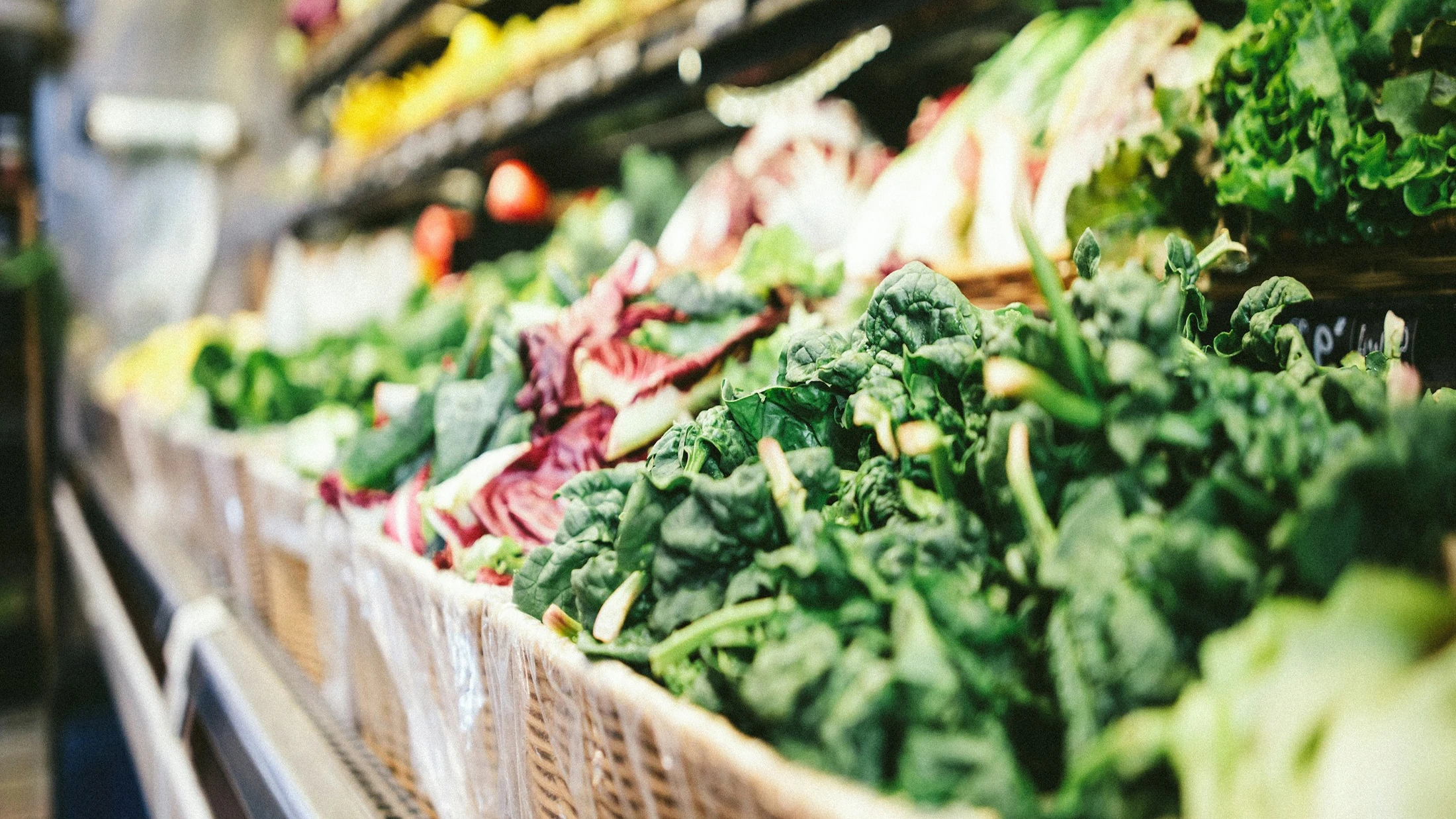 Kisten mit grünem Blattgemüse auf einem Markt