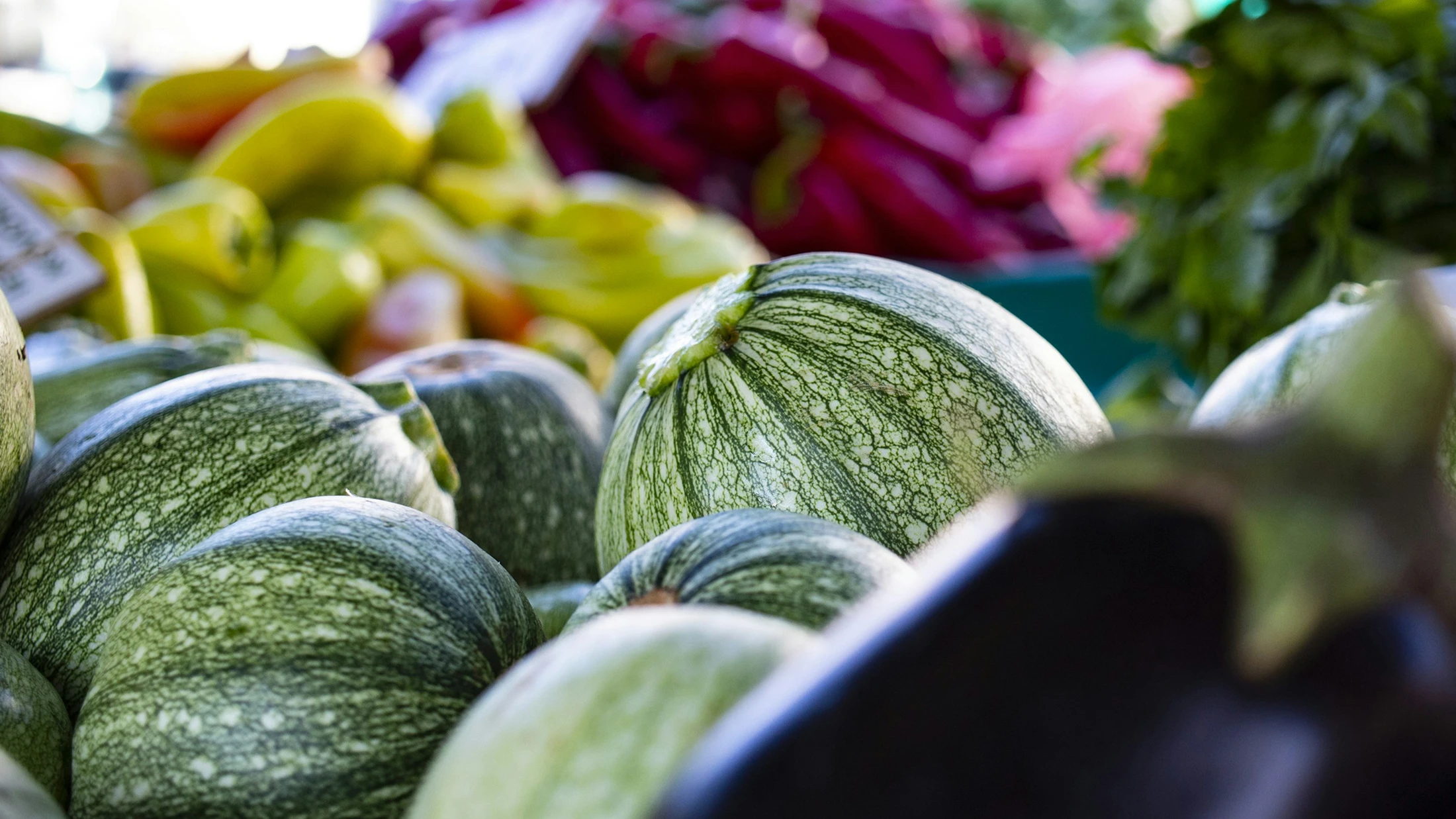 Étal de marché avec des melons et des courges