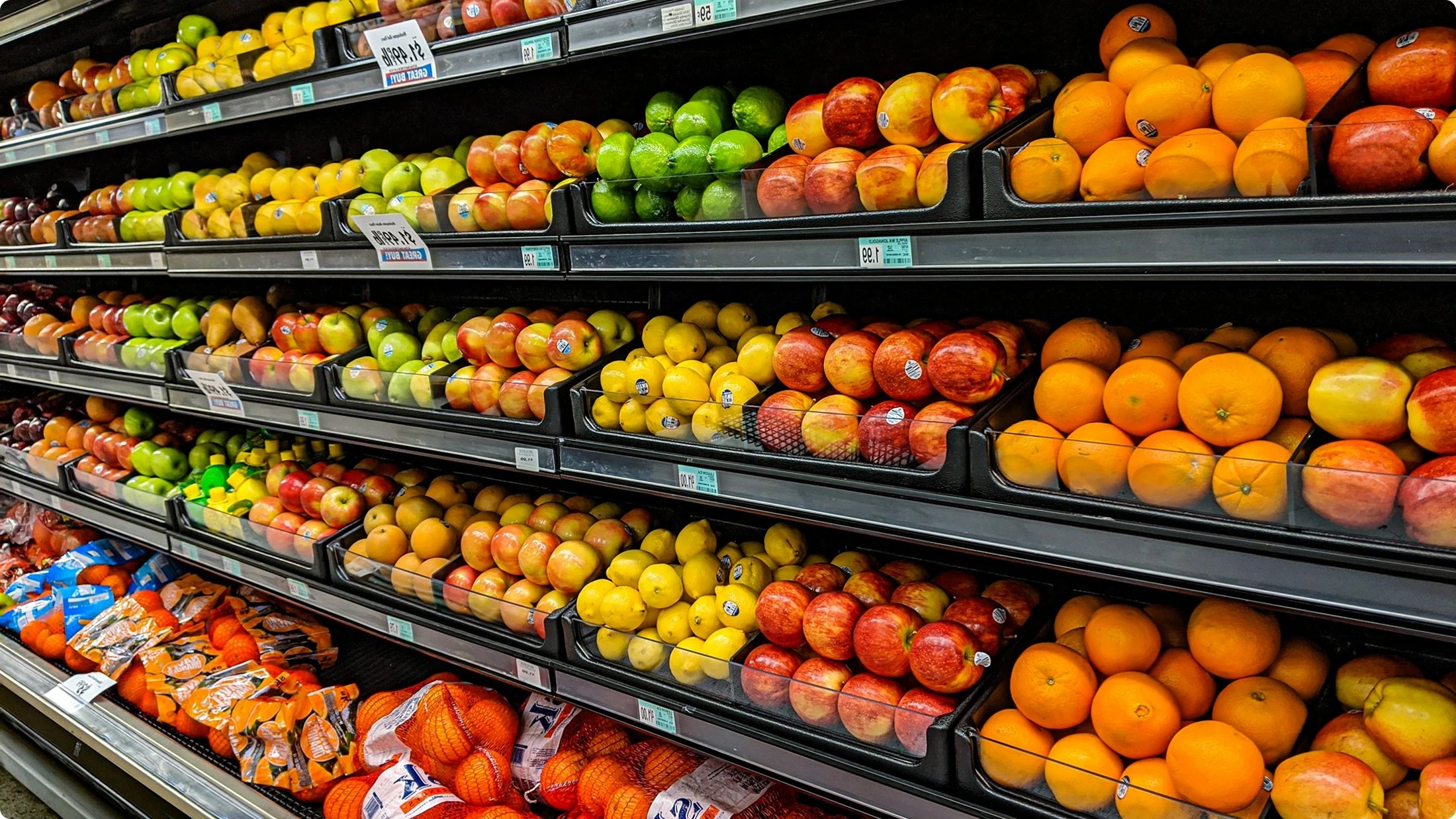 Scaffale di supermercato con frutta e verdura fresca